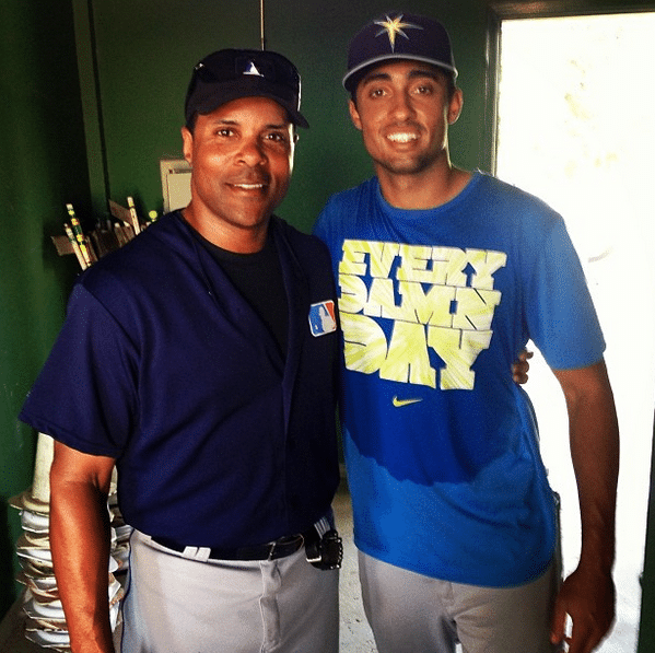 Reginatto com Barry Larkin (&agrave; esquerda), que foi t&eacute;cnico do Brasil no World Baseball Clasic (Cr&eacute;dito: facebook/Reprodu&ccedil;&atilde;o)