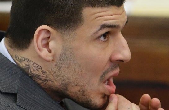 Aaron Hernandez viola a lei e faz tatuagem atr&aacute;s das grades