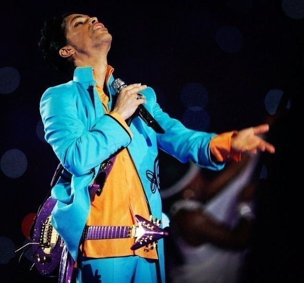 Respons&aacute;vel por show inesquec&iacute;vel no Super Bowl XLI e f&atilde; dos Vikings, Prince nos deixa