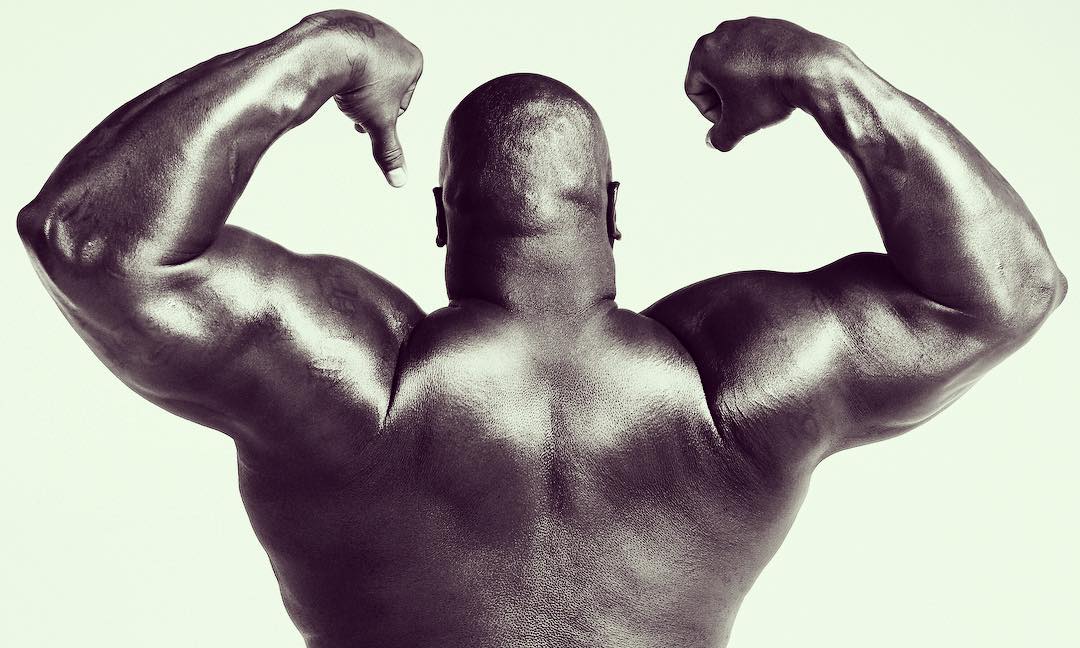 Nu em capa de revista, Wilfork ganha escudo na NFL com desenho de seu corpo