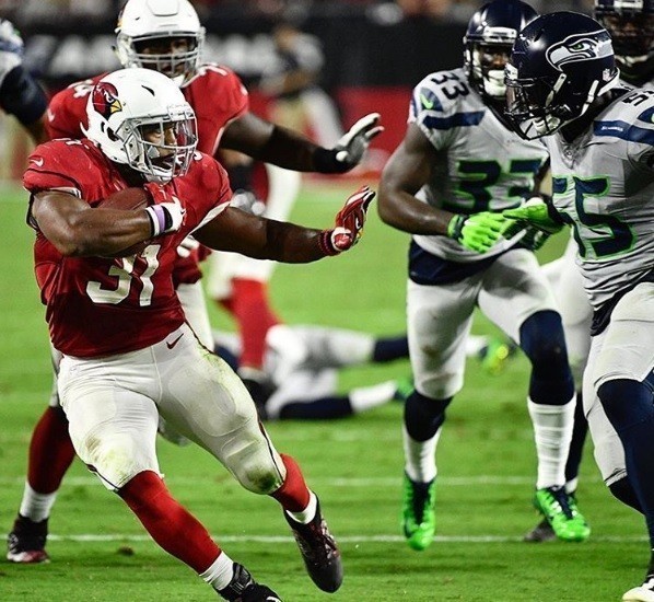 Em jogo maluco de defesas sufocantes, Cardinals e Seahawks empatam no OT