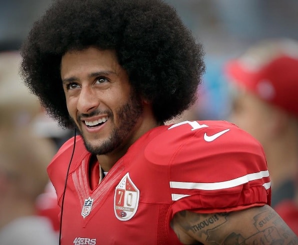 Se n&atilde;o sa&iacute;sse de seu contrato, Colin Kaepernick seria cortado pelos Niners; veja as manchetes da quinta-feira
