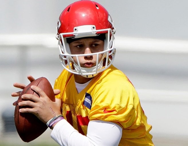 Patrick Mahomes II acerta contrato de calouro com o Kansas City Chiefs