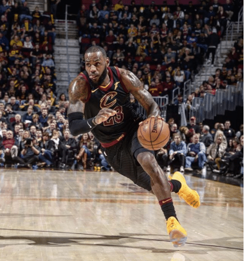 LeBron James &eacute; ejetado pela primeira vez na carreira em jogo contra o Heat