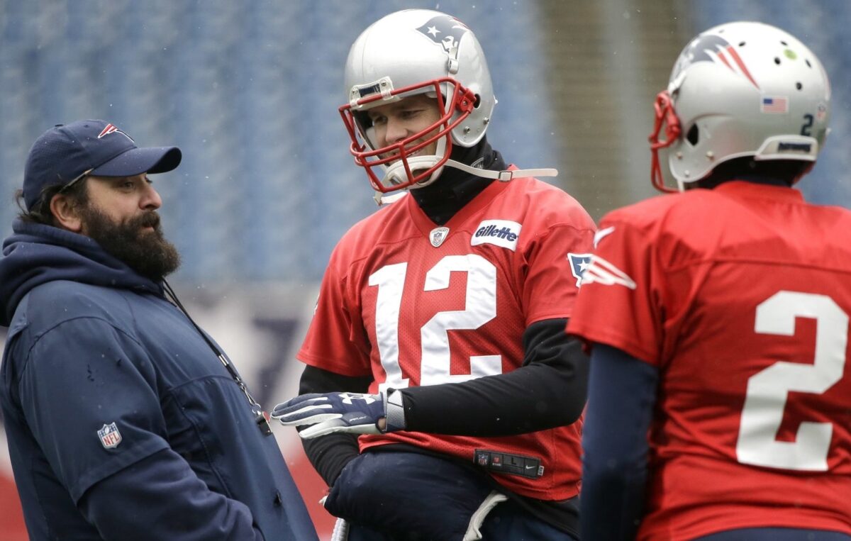 Tom Brady aparece no campo com luvas em ambas as m&atilde;os nesta quinta