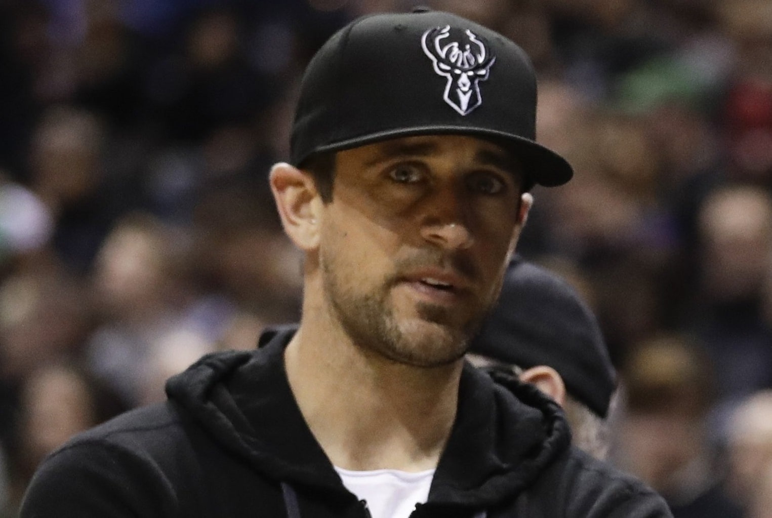 Aaron Rodgers, quarterback do Green Bay Packers, em jogo do Milwaukee Bucks