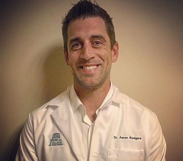 Aaron Rodgers &eacute; homenageado com doutorado devido ao trabalho de caridade