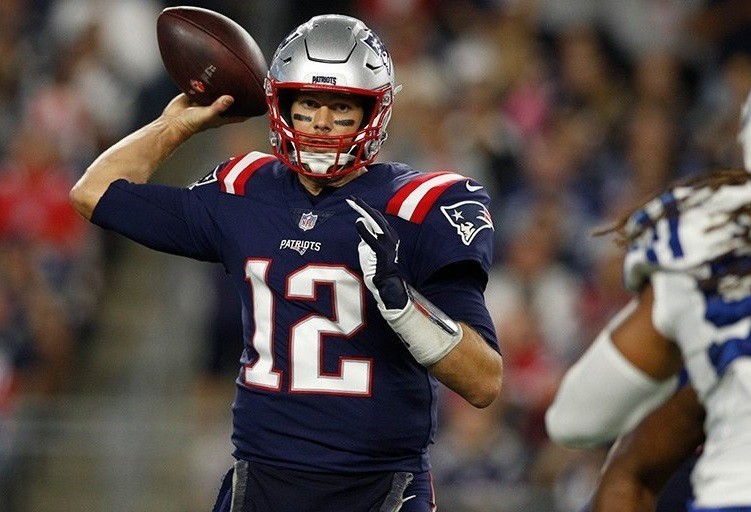 Tom Brady se torna o terceiro quarterback na hist&oacute;ria a lan&ccedil;ar para 500 touchdowns
