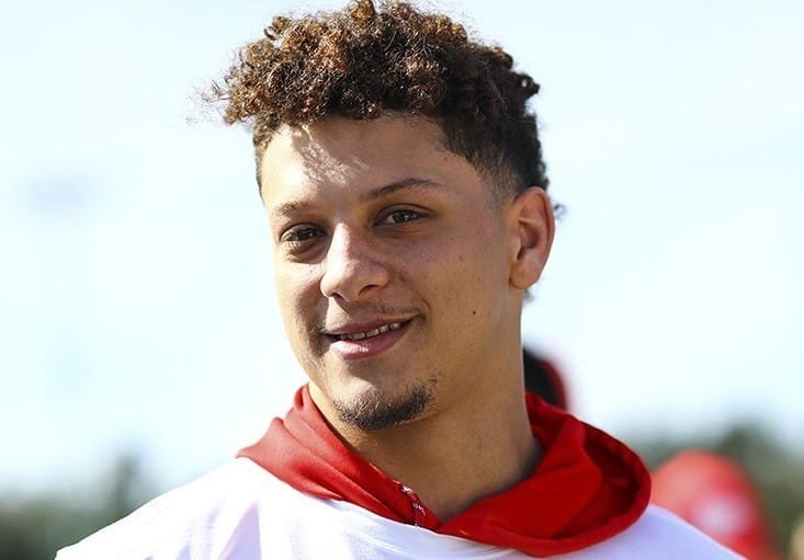 Kansas City Chiefs pro&iacute;be quarterback Patrick Mahomes de jogar basquete