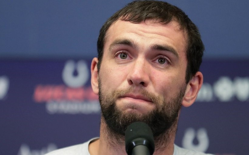 Desgastado e emocionado, Andrew Luck anuncia aposentadoria e o azar &eacute; todo nosso