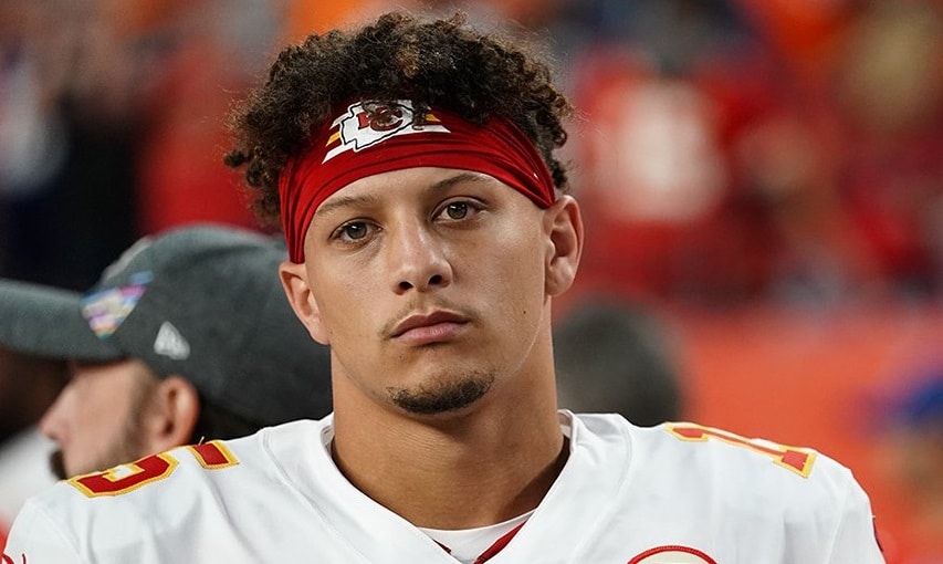 Patrick Mahomes sai do TNF com les&atilde;o no joelho; veja boletim de les&otilde;es da NFL