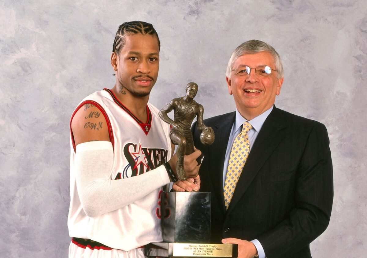 Torcida do 76ers celebra MVP de Allen Iverson