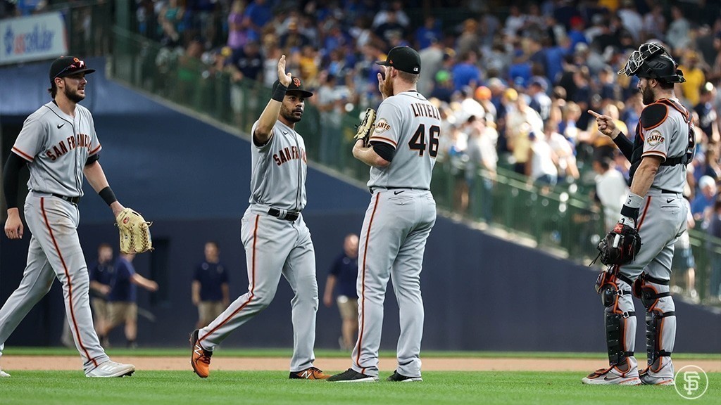 Jogadores se cumprimentam durante partida da temporada 2021.