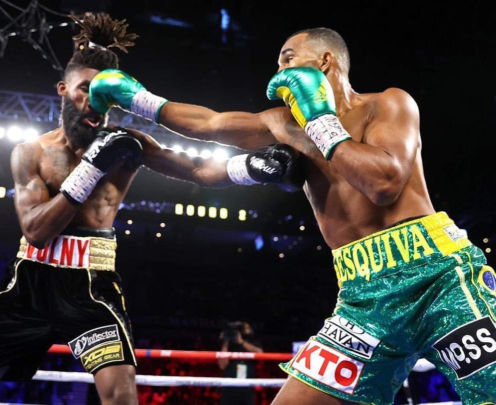 Esquiva Falc&atilde;o vence canadense e vai em busca do t&iacute;tulo mundial de boxe