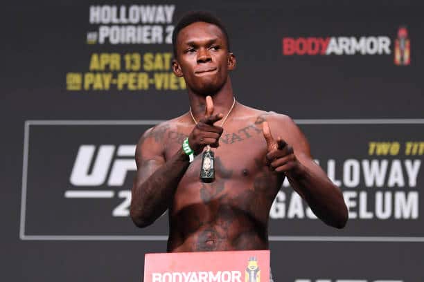 Israel Adesanya assiste estreia de Alex Poatan no UFC: &ldquo;Nas pr&oacute;ximas quatro lutas espero v&ecirc;-lo&rdquo;