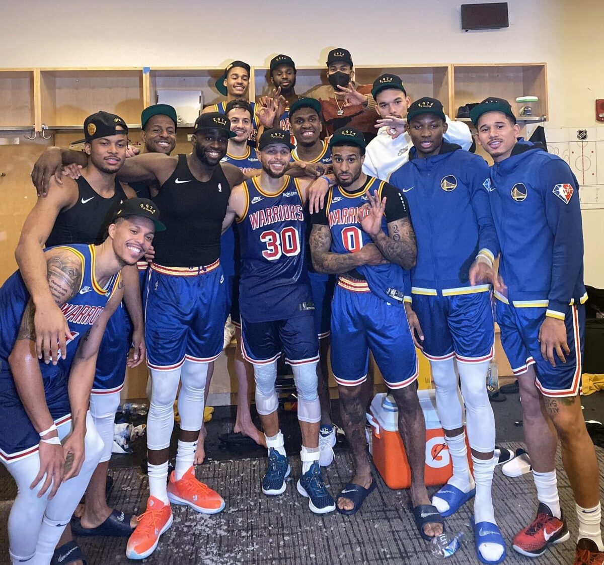 Stephen Curry brada sobre recorde em bolas de tr&ecirc;s na NBA: &ldquo;Sou o maior arremessador de todos os tempos&rdquo;