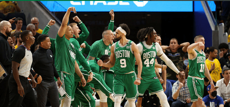O forte &uacute;ltimo quarto do Boston Celtics no jogo 1