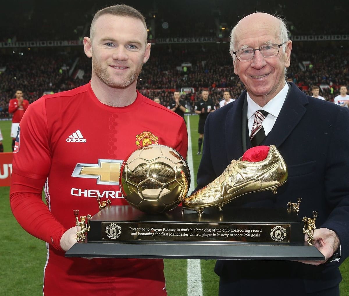 Wayne Rooney sendo reconhecido como o maior artilheiro do Manchester United pelo antecessor, Sir Bobby Charlton.