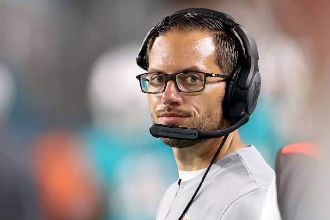 Mike McDaniel, t&eacute;cnico do Miami Dolphins. Foto destaque: Divulga&ccedil;&atilde;o/ Miami Dolphins