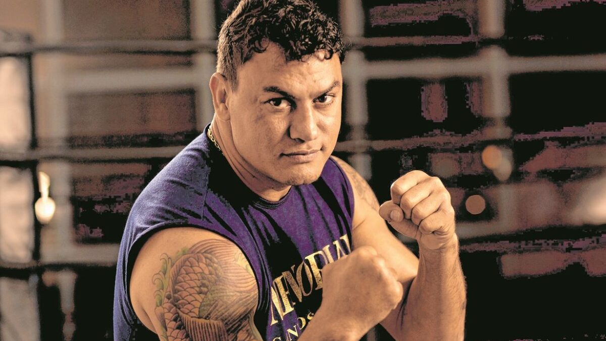 Exclusivo: Pop&oacute; comenta sobre prepara&ccedil;&atilde;o e bastidores do duelo contra Pel&eacute; Landy