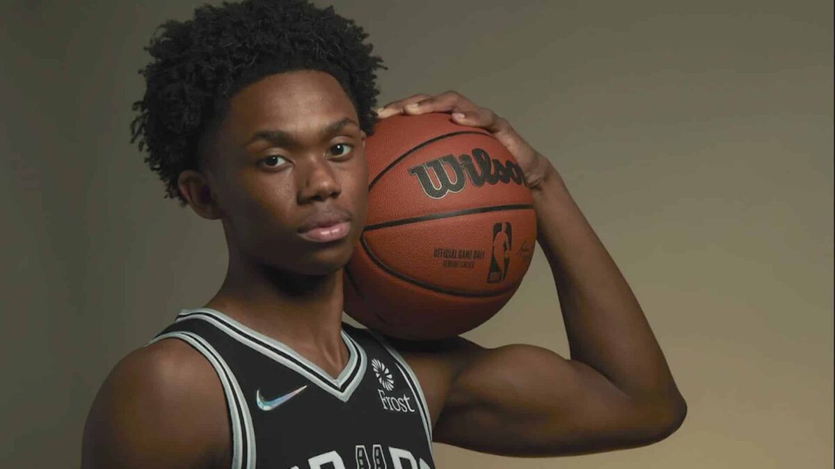 Jogador do San Antonio Spurs &eacute; acusado de m&aacute; conduta sexual e dispensado do time