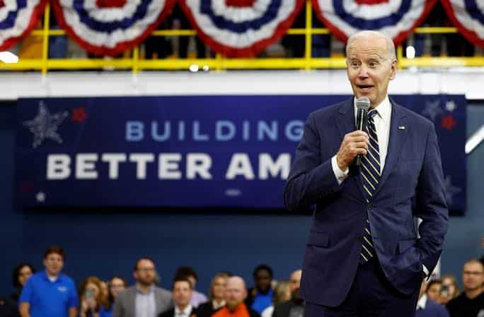 Presidente Joe Biden anuncia vit&oacute;ria da sele&ccedil;&atilde;o norte-americana em microfone