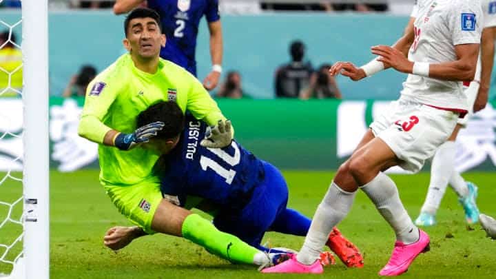 Jogador dos EUA comemora vit&oacute;ria da equipe no hospital