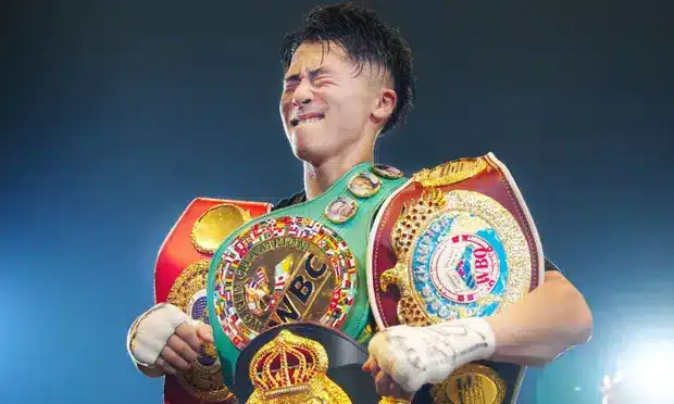 Naoya Inoue comemora com seus cinturões após derrotar Paul Butler em Tóquio Naoya Inoue comemora com seus cinturões após derrotar Paul Butler em Tóquio