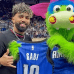 Gabriel Barbosa &eacute; festejado em partida da NBA
