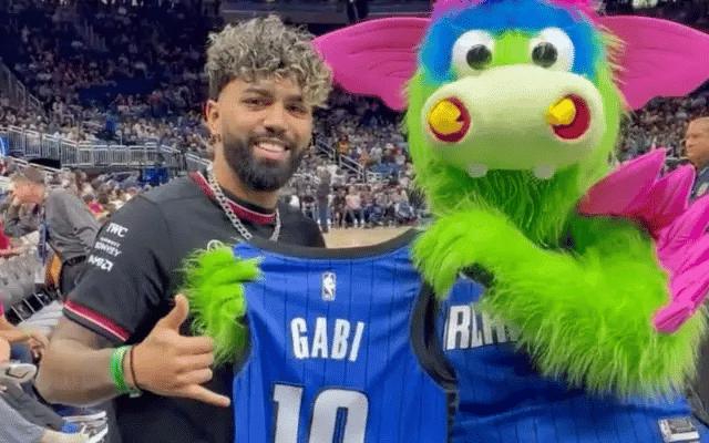 Gabriel Barbosa &eacute; festejado em partida da NBA