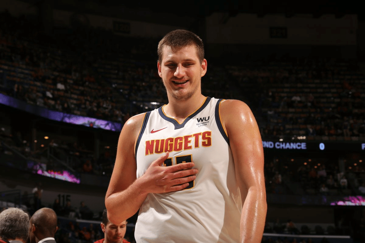 Nikola Jokic faz hist&oacute;ria de novo