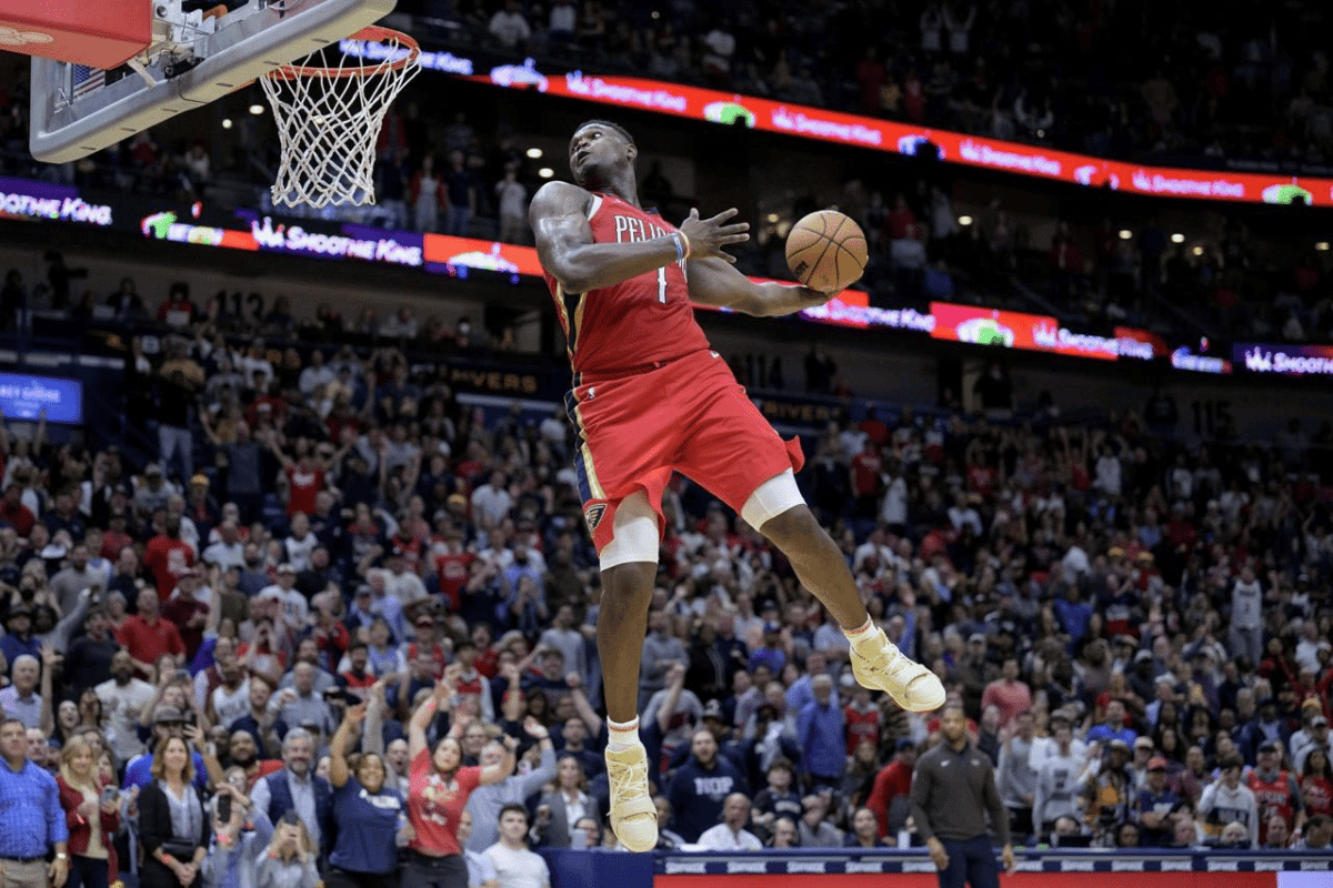 Zion Williamson faz enterrada sensacional para del&iacute;rio dos espectadores