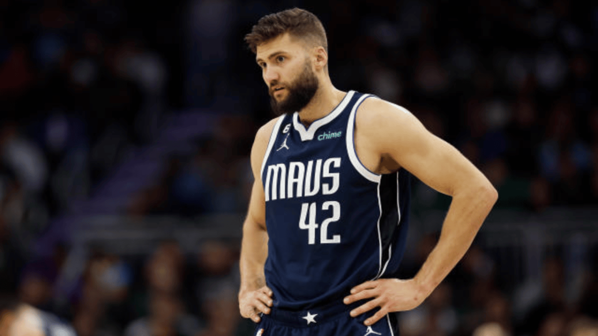 Maxi Kleber rompeu tend&atilde;o da coxa