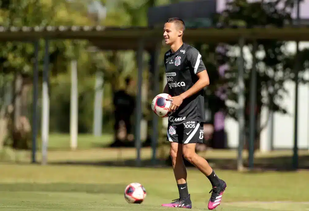 Matheus Ara&uacute;jo em treino do Corinthians