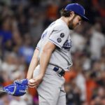 Trevor Bauer &eacute; reintegrado ap&oacute;s dois anos de suspens&atilde;o