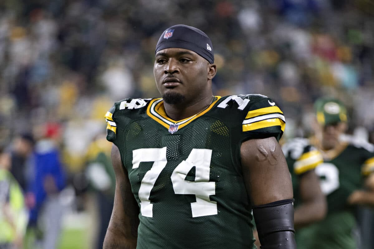 Packers e Ol Elgton renovam contrato