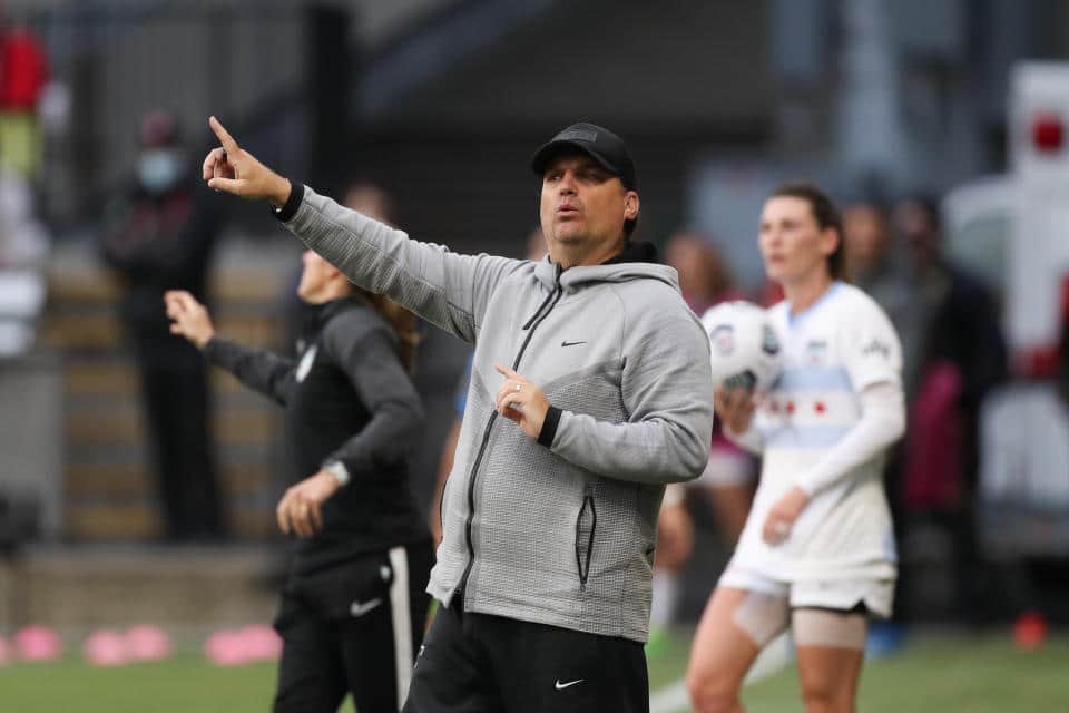 Treinadores s&atilde;o banidos do futebol americano feminino por agress&atilde;o sexual