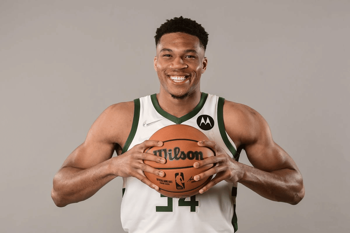 Antetokounmpo novamente ao lado de Wilt Chamberlain