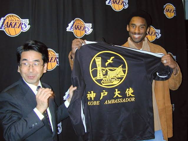 Kobe Bryant com o prefeito de Kobe, Jap&atilde;o.