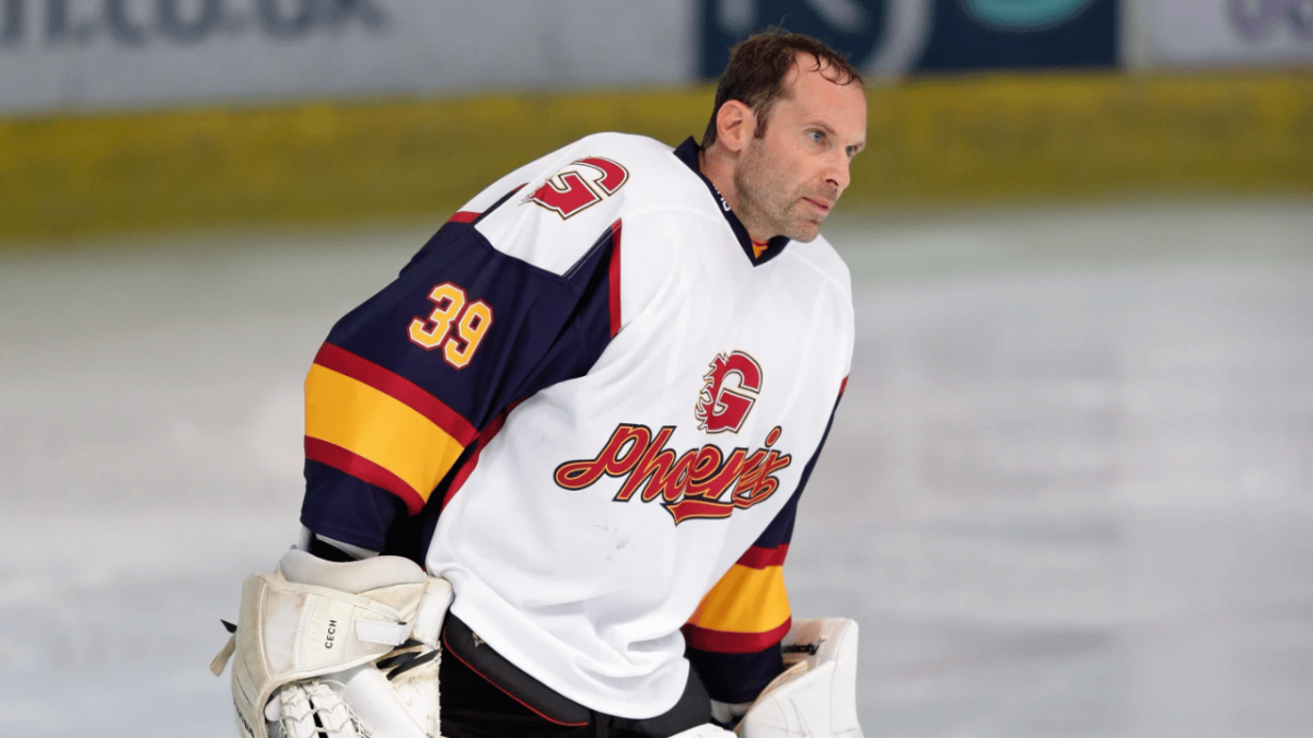 Petr Cech continua em atividade como jogador de hóquei no gelo