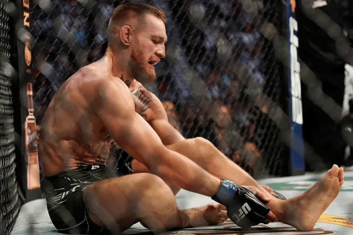 Conor McGregor sofre acidente e rasga as cal&ccedil;as