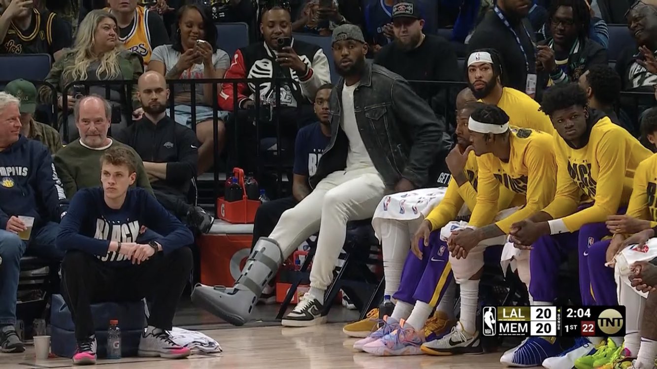 LeBron James, Lakers, les&atilde;o p&eacute;,