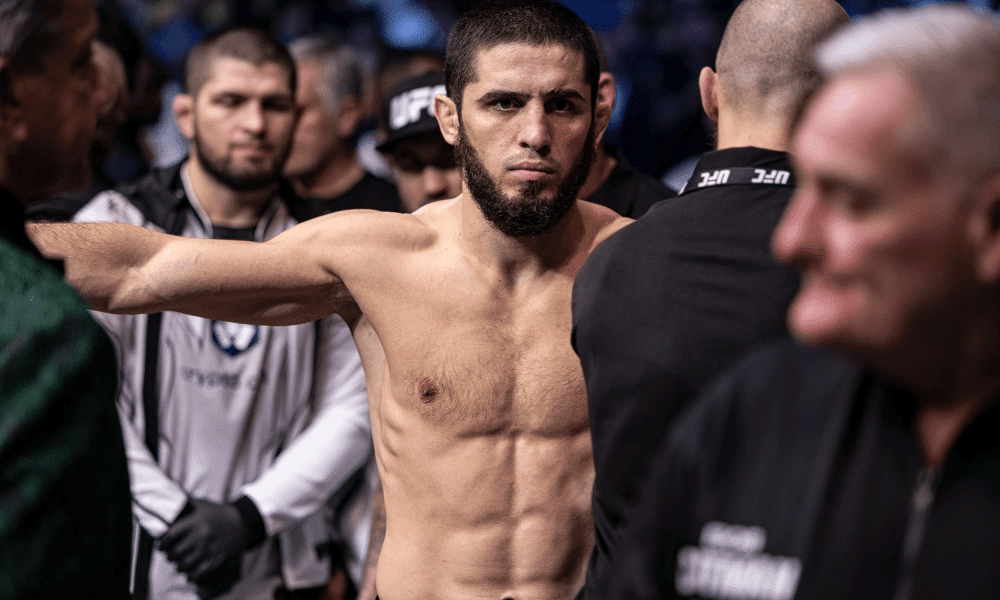 Makhachev sem Khabib no c&oacute;rner pela primeira vez