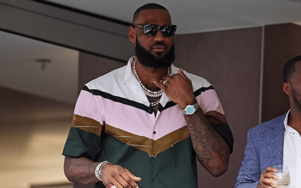 LeBron James &eacute; vaiado no Super Bowl