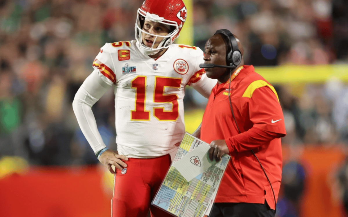 Eric Bieniemy confessa que Mahomes jogou no sacrifício