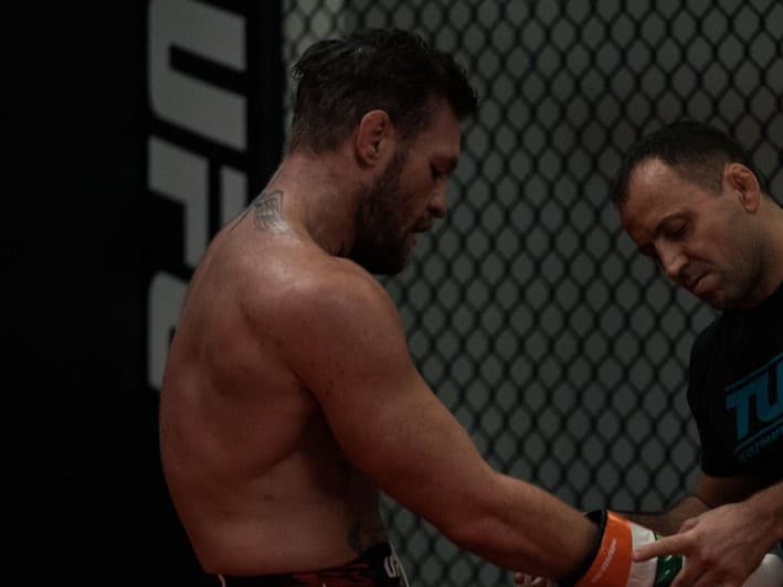 UFC: Conor McGregor exagera na for&ccedil;a e machuca parceiro de treinos