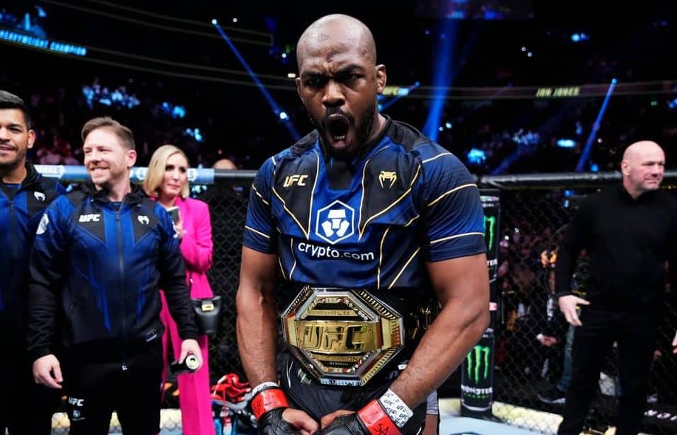 &lsquo;Maior da hist&oacute;ria&rsquo;, Jon Jones bate Ciryl Gane em 2 minutos e conquista cintur&atilde;o dos pesados do UFC