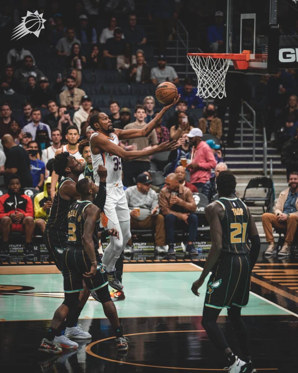 Kevin Durant estreia bem, mas &eacute; Devin Booker quem brilha na vit&oacute;ria dos Suns sobre os Hornets na NBA