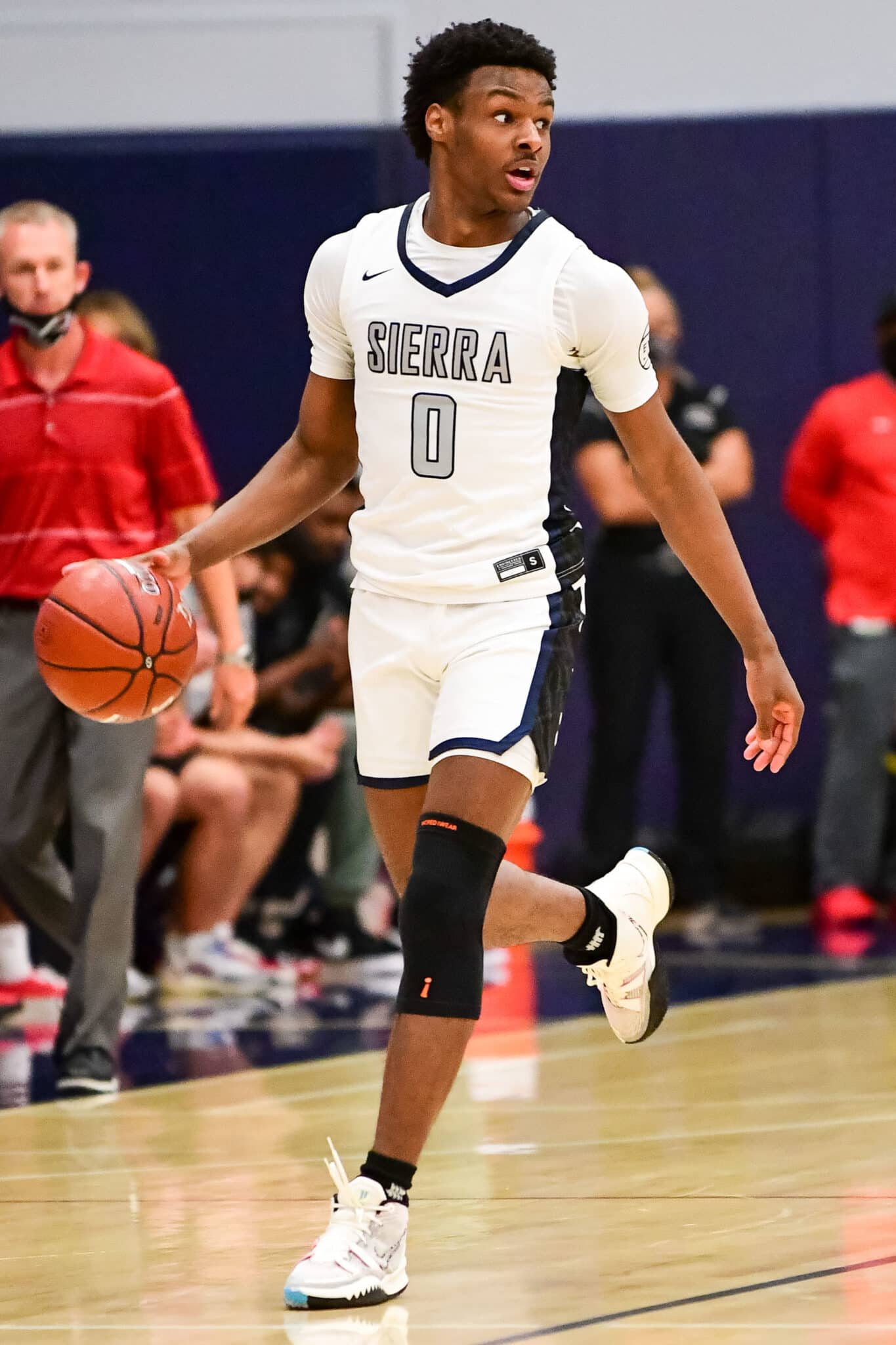 Bronny James jogando pelo Sierra Canyon School. Foto: Dylan Stewart / SUSA / Icon sport