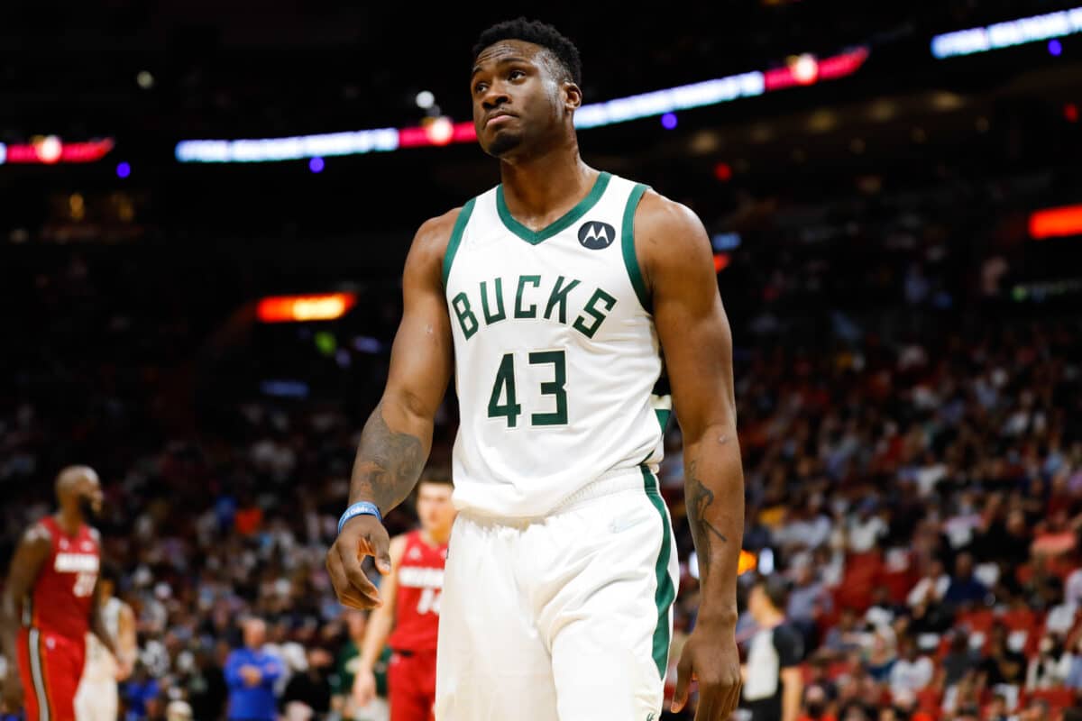 Bucks x Celtics: irm&atilde;o de Giannis acerta cabe&ccedil;ada em advers&aacute;rio e &eacute; expulso